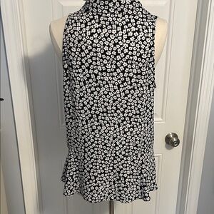 CAbi Black & White Floral Sleeveless Peplum top size large 4 button style #5733
